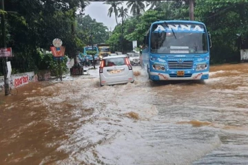 கொட்டித் தீர்க்கும் கனமழை - கேரள மக்களுக்கு  ரெட் அலர்ட் எச்சரிக்கை