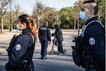 பிரான்ஸில் காயமடைந்த நபரை வீதியில் வீசிய குழு!