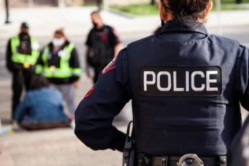 கனடாவில் புகையிரத நிலையத்தில் ஆறு பேரை தாக்கிய பெண் (Video)