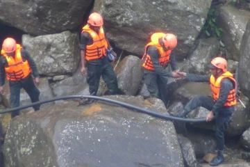 இறம்பொடை நீர்வீழ்ச்சியில் அடித்து செல்லப்பட்ட மூவரில் யுவதியின் சடலம் மீட்பு: தேடும் பணிகள் இடை நிறுத்தம் (VIDEO)