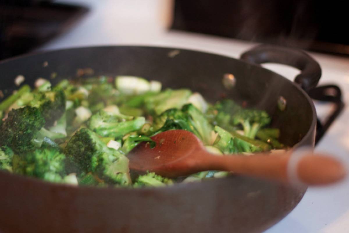 எந்த காய்கறிகளை இரும்புச் சட்டியில் சமைக்க வேண்டும், எவை சமைக்கக் கூடாது? | Which Vegetables Should Be Cooked In An Iron Pan