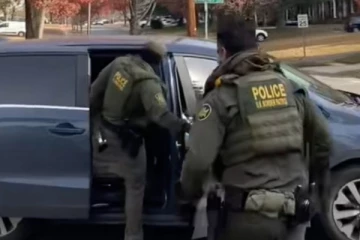 அமெரிக்காவை உலுக்கிய சம்பவம் ; பெண் குழந்தை மரணத்தில் கைதான பெற்றோர் ; அதிர்ச்சி கொடுத்த காரணம்