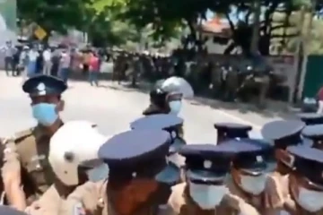 කාල්ටන් විරෝධතාවට කඳුළු ගෑස් ප්රහාර..විරෝධතාකරුවන් හා පොලීසිය අතර දැඩි උණුසුම්කාරී තත්වයක් - නගරයේ ආරක්ෂාවට වහාම භටපිරිස් කැඳවයි..(VIDEO)