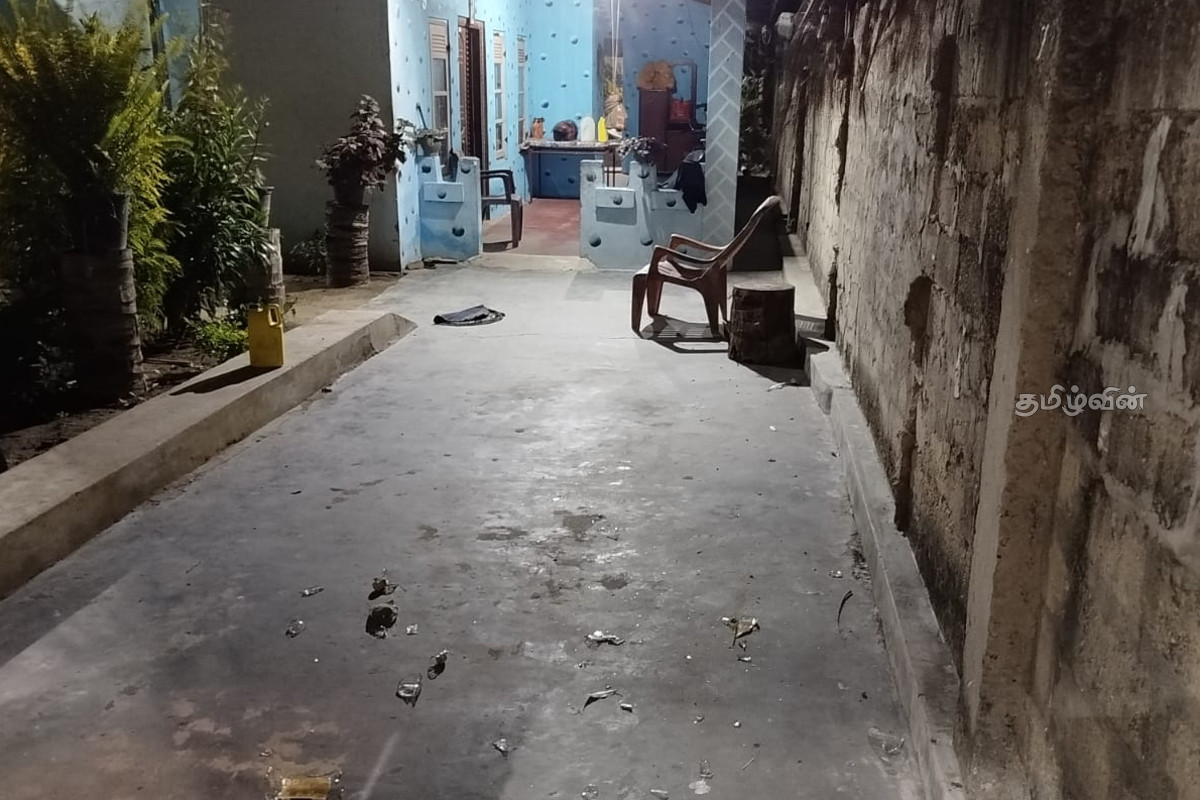 யாழில் வன்முறை கும்பல் அட்டகாசம் - அடித்து நொறுக்கப்பட்ட வீடு | Violent Mob Violence In Jaffna