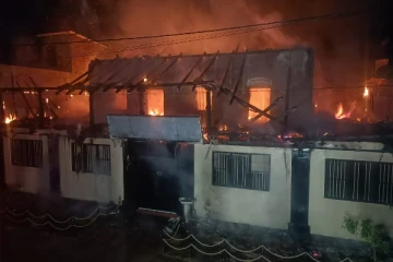 வவுனியாவில் பாரிய சத்தத்துடன் தீப்பற்றி எரியும் மதுபானசாலை! போராடும் தீயணைப்பு பிரிவினர்  (Photos)