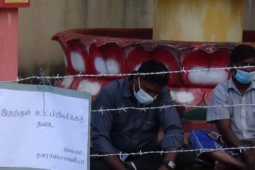 வவுனியா நகரசபை நிர்வாகத்தினால் பொங்கு தமிழ் தூபியை சுற்றி முட்கம்பியால் வேலி அடைப்பு