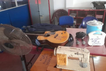 பல இலட்சம் ரூபா பெறுமதியான வீட்டு பொருட்கள் திருட்டு: எட்டு பேர் கைது(Photo)