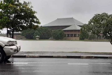 மக்கள் தாக்குதல் நடத்தலாம் என்ற அச்சம்: பெயர் பலகையை அகற்றி விட்டு ஓடும் நாடாளுமன்ற பேருந்துகள்