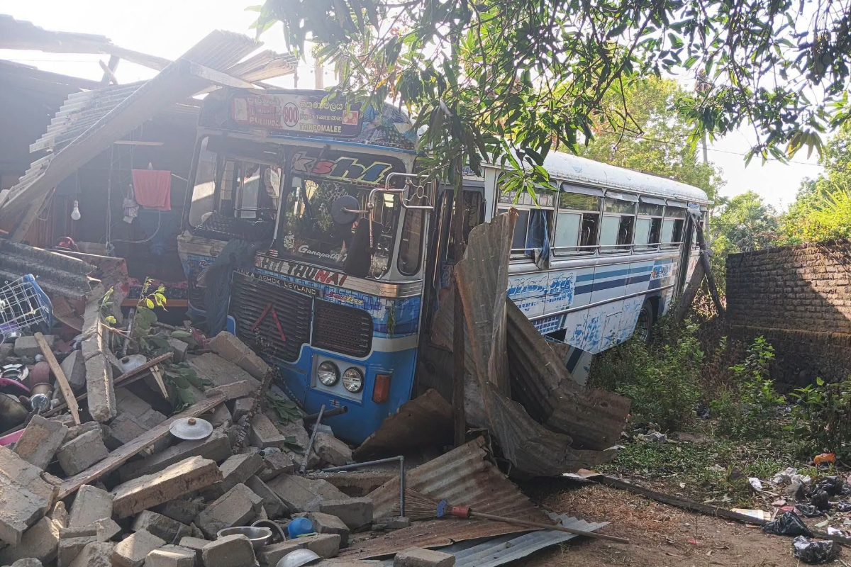 திருகோணமலையில் வீட்டின் மீது பாய்ந்த பேருந்து ; நால்வர் படு காயம் | Bus Crashes Into Trinco House Four Injured