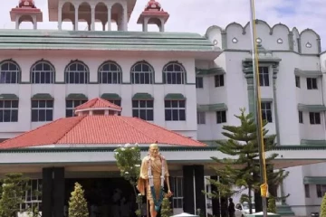 உத்தரவை அமல்படுத்தாத அதிகாரியை சஸ்பெண்ட் செய்ய உத்தரவிட கூடாது? கடுப்பான ஐகோர்ட் கிளை