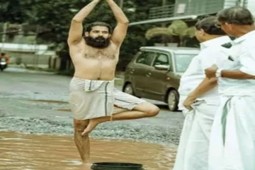 நடுரோட்டில் தேங்கியிருந்த தண்ணீரில் குளித்து, துணி துவைத்து வினோத போராட்டம்!