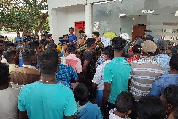 நாடளாவிய ரீதியில் எரிபொருள் நிலையங்களில் இடம்பெறும் மோசடி: மக்கள் குற்றச்சாட்டு (Photos) | Fraud At Fuel Stations Nationwide