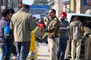 இந்தியாவில் 40க்கும் மேற்பட்ட பாடசாலைகளுக்கு வெடிகுண்டு மிரட்டல்