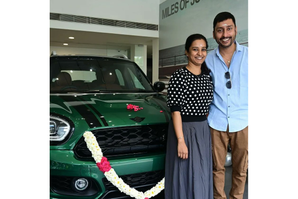 புதிய கார் வாங்கிய நடிகர் ஆர்.ஜே.பாலாஜி- தனது மனைவியுடன் அவர் எடுத்த போட்டோ | Rj Balaji Buys New Car