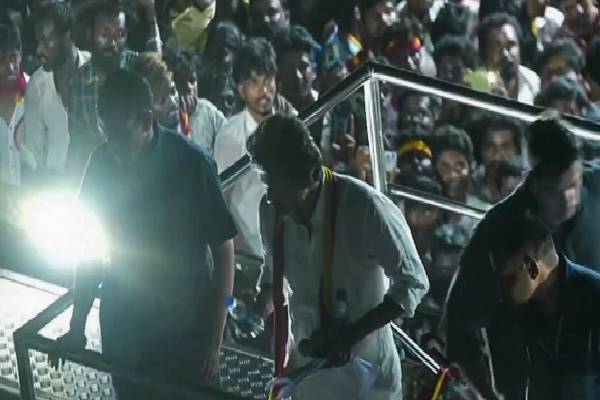 விஜயிடம் மூடிய அறைக்குள் தொடுக்கப்படும் கேள்விகள் : சுற்றிவளைத்துள்ள சிபிஐ அதிகாரிகள் | Karur Crowd Case Vijay Left For Delhi