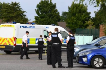 பொலிசார் கண்முன்னே... தனது கழுத்தை தானே அறுத்துக் கொண்ட நபரால் பரபரப்பு