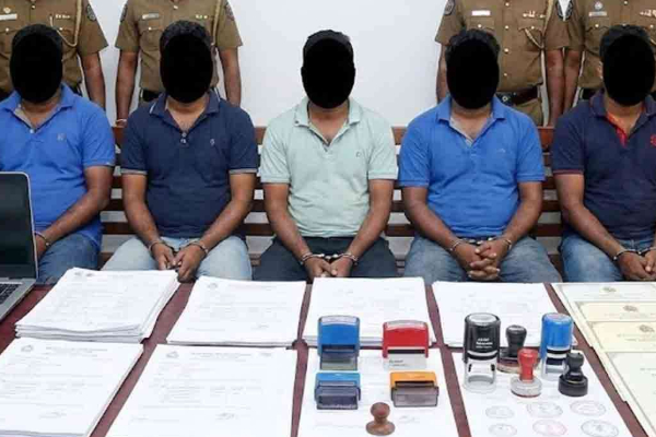 கொழும்பில் பொலிஸாரின் அதிரடி சுற்றுவளைப்பில் சிக்கிய ஐவர்; ஆவணங்களும் மீட்பு | Arrested Investigation Division Employment Bureau