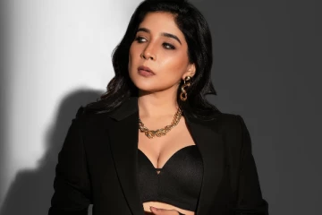 சாக்ஷி அகர்வால் ட்ரெண்டி உடையில் கிளாமர் ஸ்டில்கள்