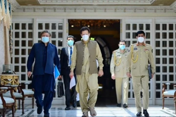 இம்ரான் கானிற்கு நடு இரவில் மிரட்டலா? பாகிஸ்தானில் நடந்தது என்ன?