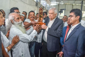 ஜனாதிபதிக்கு தங்க நெற்கதிரை வழங்கிய விவசாயிகள்