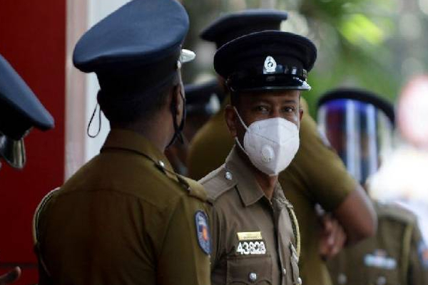 யாழில் கைப்பேசி திருட்டில் ஈடுபட்ட இருவரை அதிரடியாக கைது செய்த பொலிஸார்! | Two Arrested For Stealing Mobile Phones In Jaffna