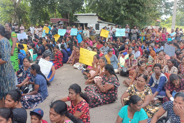 நலன்புரி உதவித் திட்டப் பதிவுகளில் முறைகேடு - வவுனியாவில் வீதியை மறித்து மக்கள் போராட்டம் | Aswesuma Welfare Against Protest Vavuniya