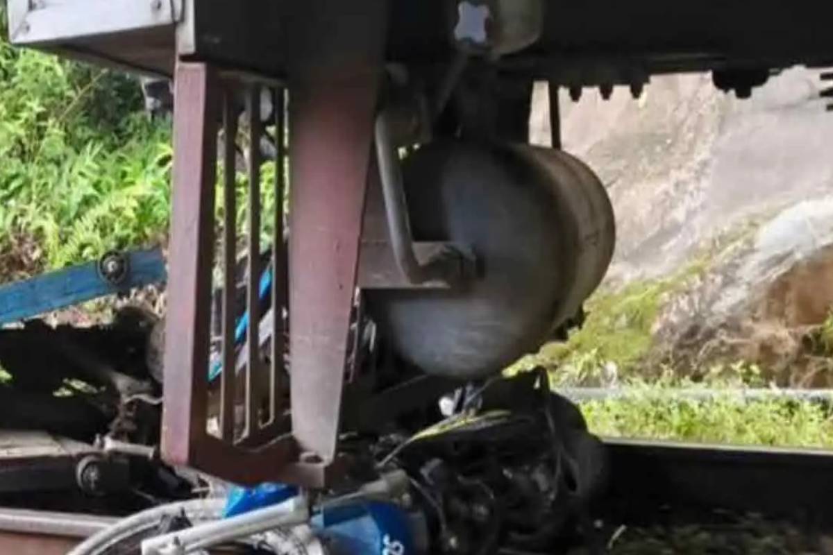 தொடருந்து மோதி இரண்டு இளைஞர்கள் பலி | Two Youths Death In Train Accident தொடருந்து மோதி இரண்டு இளைஞர்கள் பலி | Two Youths Death In Train Accident