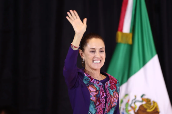 பட்டப்பகலில் பெண் ஜனாதிபதியிடமே தவறாக நடந்துகொண்ட நபர் | Drunk Man Gropes Mexico President At Street Walk பட்டப்பகலில் பெண் ஜனாதிபதியிடமே தவறாக நடந்துகொண்ட நபர் | Drunk Man Gropes Mexico President At Street Walk