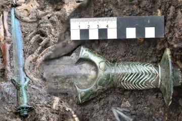 ஆயிரம் ஆண்டுகளை கடந்தும் பிரகாசிக்கும் வாள்: வியப்பில் ஆய்வாளர்கள்