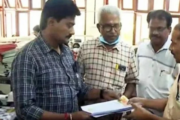 விமான நிலையத்தில் நபர் செய்த காரியம்! திடீரென கோடீஸ்வரராகிய அதிர்ஷ்டம் | 10 Crore In Kerala Lottery Win Airport In Tamil