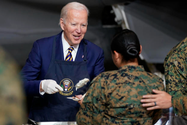 கடற்படையினர்களுக்கு விருந்து பரிமாறிய அமெரிக்க அதிபர்! | The Us President Served A Dinner To The Marines