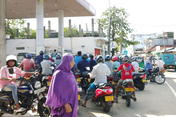 அம்பாறையில் பரவும் போலி செய்திகள் - அச்சப்பட வேண்டாமென அறிவுறுத்தல் | Fake News Spreading About Fuel In Ampara