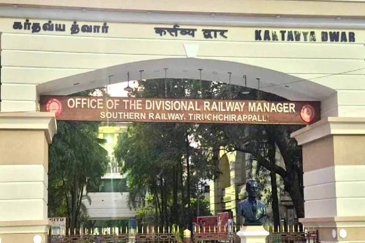 திருச்சி ரயில்வே நுழைவாயிலில் இந்தியில் பெயர்! எழுந்த கண்டனங்கள் | Trichy Railway Gate Hindi Name
