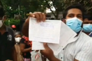 அட்டையில் தடுப்பூசி கொடுக்கப்பட்டதாக குறித்து விட்டு தடுப்பூசி செலுத்தப்படாததால் ஏற்பட்ட பதற்றநிலை