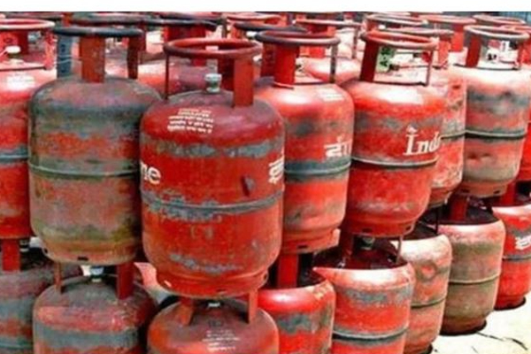 இல்லத்தரசிகளுக்கு 3 சமையல் எரிவாயு சிலிண்டர்கள் இலவசம் -  அதிரடி அறிவிப்பை வெளியிட்டது அரசு - தமிழ்நாடு