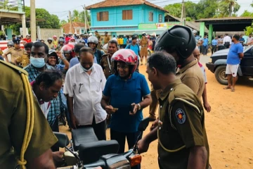 நீண்ட வரிசையில் காத்திருந்து எரிபொருளை பெற்ற வடக்கு சுகாதார சேவைகள் பணிப்பாளர்(படம்)