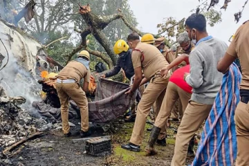 நாட்டை உலுக்கிய ஹெலிகாப்டர் விபத்து: ராணுவ துப்பாக்கிகள் மீட்பு