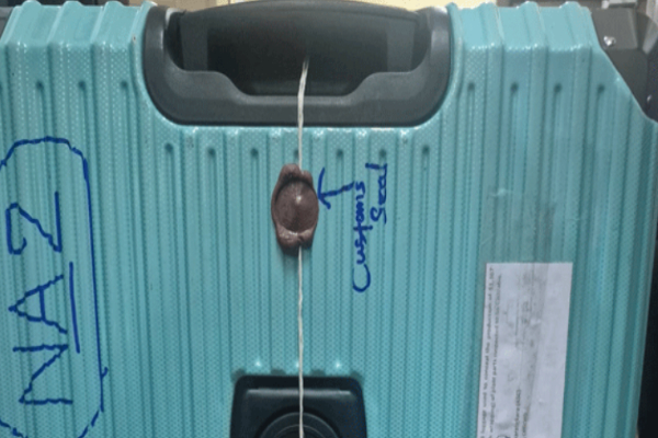 கட்டுநாயக்கவில் கைவிடப்பட்டுச் சென்றிருந்த பயணப்பொதியில் இருந்த அதிர்ச்சிகர பொருள் | Cannabis From Luggage At Katunayake Airport