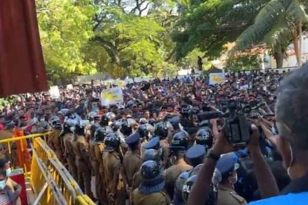 மஹிந்த வீட்டின் முன் தடையை உடைத்து முன்னேற முயற்சிக்கும் மாணவர்கள்! பதற்ற சூழ்நிலை | Colombo Mahinda Colombo People Protest Police Ban