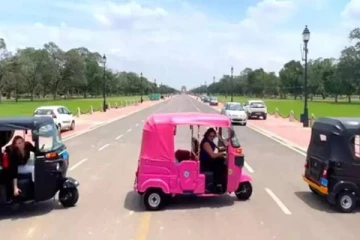 இந்தியாவில் முச்சக்கர வண்டியை ஓட்டி செல்லும் அமெரிக்க பெண் தூதர்கள்!