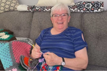 புற்று நோயாளிகளுக்காக கனடிய வயோதிப பெண்ணின் நெகிழ்ச்சி செயல்