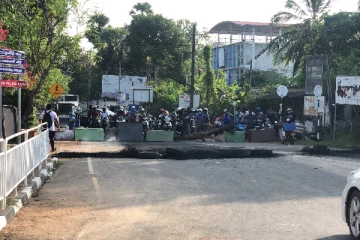 வீதிகளில் எரிக்கப்பட்ட ரயர்- முடங்கியது திருமலை!