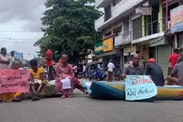 கொழும்பில் வீதியை மறித்து போராட்டத்தில் இறங்கிய மக்கள்