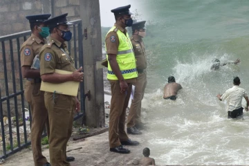 கடலில் குதித்து உயிரை மாய்க்க முயன்ற சிறுமி: உயிரை காப்பாற்றிய பொலிஸ் அதிகாரி