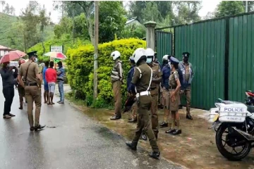 ராஜாங்க அமைச்சர் அரவிந்தகுமார் வீட்டுக்கு எதிரில் ஆர்ப்பாட்டம்