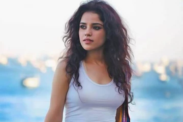 புதிய BMW கார் வாங்கிய நடிகை பியா பாஜ்பாய்- காருடன் அவர் கொடுத்த விதவிதமான போஸ்