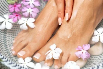 உங்கள் பாதங்கள் வெடிப்பின்றி மிருதுவாக இருக்கனுமா? இதோ சில எளிய டிப்ஸ்