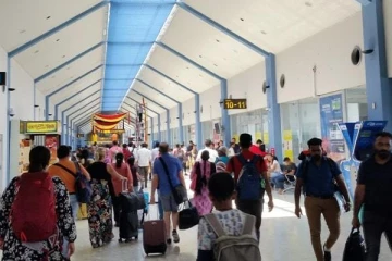 இரண்டு லட்சத்திற்கும் அதிகமானோர் நாட்டைவிட்டு வெளியேற்றம்