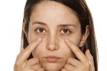 இரண்டே வாரத்தில் உங்கள் கண்களைச் சுற்றி இருக்கும் சுருக்கத்தை விரட்ட வேண்டுமா?