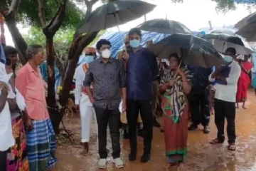இருளர் சமூதாய பெண்ணிடம் தொலைப்பேசி எண் கொடுத்த ஆட்சியர்! ச்சா.. இதே மாதிரி எல்லா அதிகாரிகளும் இருந்துட்டா..